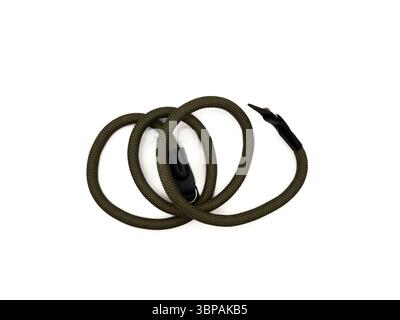 Cinturino verde per fotocamera a forma di corda su sfondo bianco. copia spazio, vista superiore, flay lay. Foto di alta qualità Foto Stock