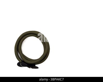 Cinturino verde per fotocamera a forma di corda su sfondo bianco. copia spazio, vista superiore, flay lay. Foto di alta qualità Foto Stock