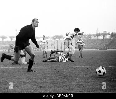 Anni sessanta, sport, calcio, Bundesliga, 1965/1966, Wedau Stadium di Duisburg, Meidericher SV vs. Borussia Moenchengladbach 3-2, 06.11.1965, scena della partita, per Bernd Rupp (MG), portiere Torwart Manfred Manglitz (MSV), Ludwig Nolden (MSV), Johann Sabath (MSV), Heinz van Haaren (MSV), Manfred Mueller (MSV) Foto Stock