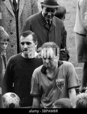 Sessant'anni, sport, calcio, Regionalliga West, 1965/1966, 08.05.1966, Fuerstenberg Stadium di Gelsenkirchen, STV Horst-Emscher vs. ETB Schwarz-Weiss Essen 2-0, fine partita, portiere sinistro Bernhard Petrasch (STV) Foto Stock