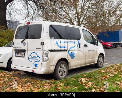 Ostrava, Cechia - 12 novembre 2024: Furgone elettrico Nissan e-NV200 della società di trasporto PKP Cargo parcheggiato in strada Foto Stock