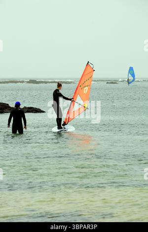 Lezione di windsurf a El Cotillo, Fuerteventura, Isole Canarie, Spagna, Europa, UE . Preso il 2025 Foto Stock