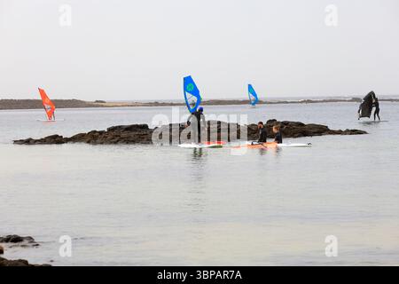 Lezione di windsurf a El Cotillo, Fuerteventura, Isole Canarie, Spagna, Europa, UE . Preso il 2025 Foto Stock