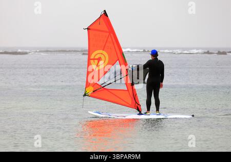 Lezione di windsurf a El Cotillo, Fuerteventura, Isole Canarie, Spagna, Europa, UE . Preso il 2025 Foto Stock