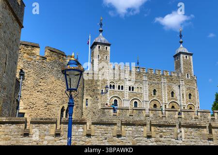 La Torre Bianca e il muro della Torre di Londra, Londra, Inghilterra Foto Stock