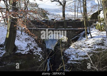 Ponte in pietra arenaria nella Svizzera sassone vicino alla vista del marchio Foto Stock