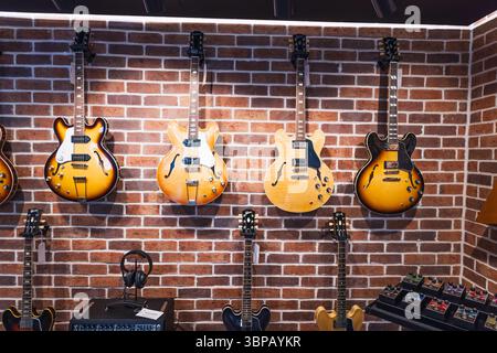 Fila di classiche chitarre elettriche Sunburst appese nel negozio di musica. Londra, Regno Unito, 11 maggio 2024 Foto Stock