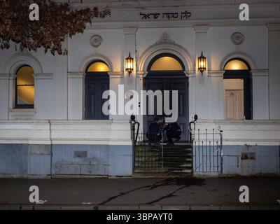 Gli agenti di polizia sono visti raccogliere prove sulla scena. La polizia ha dichiarato una scena del crimine dopo un sospetto tentativo di incendio doloso alla East Melbourne Hebrew Congregation. Mentre le portiere anteriori subivano danni da ustioni esterne, nessuno è rimasto ferito durante l'attacco. La polizia di Victoria sta cercando maggiori informazioni sull'incidente. (Foto di Alex Zucco / SOPA Images/Sipa USA) Foto Stock