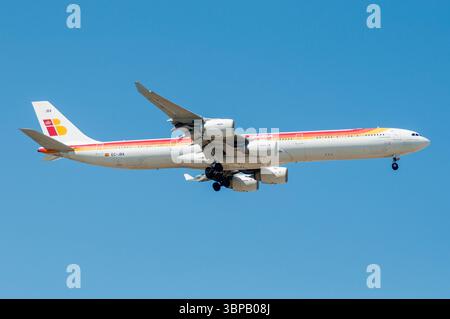 Avión de linea de cuatro motores Airbus A340 de la aerolínea Iberia aterrizando en el aeropuerto de Madrid Barajas con matrícula EC-JBA. Foto Stock