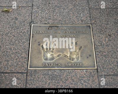 Una placca con le impronte delle mani di Patrick Swayze commemora il famoso attore, incastonato nel marciapiede di un sito espositivo pubblico Foto Stock