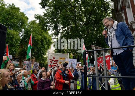 Ben Jamal, direttore della campagna di solidarietà per la Palestina, tiene un discorso al di fuori della Corte dei magistrati di Westminster prima di un'udienza preliminare per decidere la data del suo processo dopo essere stato arrestato dalla polizia a gennaio per presunto mancato rispetto delle condizioni di protesta durante una marcia nel centro di Londra il 18 gennaio 2025. Westminster Magistrates Court, Londra - lunedì 7 luglio 2025. Foto Stock