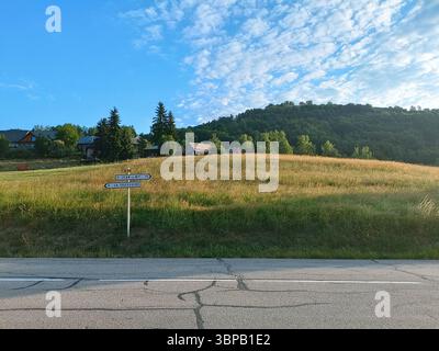 Alba sulla strada di montagna a la Toussuire, Savoia, Alpi francesi, Francia Foto Stock