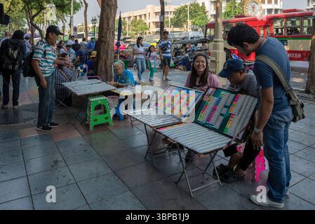 BANGKOK, THAILANDIA - 28 DICEMBRE 2018: Vendita di biglietti della lotteria in una strada della città Foto Stock