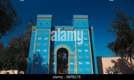Porta Ishtar a Babilonia, Iraq, mostra notevole artigianato antico con colori vivaci e dettagli motivi animali. Foto Stock