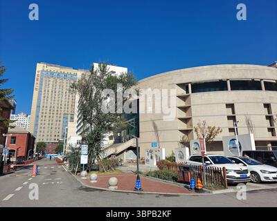 China Medical University campus, a Shenyang, in Cina, che mostra moderne strutture educative e sportive sotto un cielo azzurro. Foto Stock