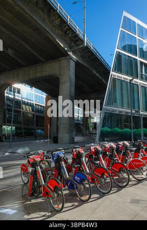 Un programma di bike share della University Canada West e sotto Granville Street Bridge a Vancouver, British Columbia. Foto Stock