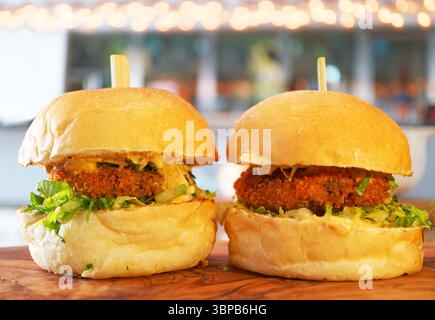 Un paio di deliziosi panini Falafel Slider su una lavagna in legno Foto Stock