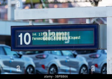 Budapest, Ungheria - 28 febbraio 2021: Stazione ferroviaria Kelenfold di Budapest. Orari digitali e sistema informativo MAV delle ferrovie ungheresi. Foto Stock