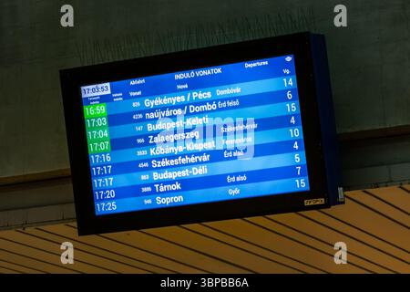 Budapest, Ungheria - 28 febbraio 2021: Stazione ferroviaria Kelenfold di Budapest. Orari digitali e sistema informativo MAV delle ferrovie ungheresi. Foto Stock