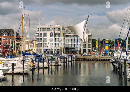 Hafen und der alte Leuchtturm Eckernförde Eckernförde, Schleswig-Holstein, Deutschland | Porto e Vecchio faro a Eckernförde, Schleswig-Holstein, Foto Stock