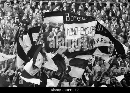 Anni sessanta, sport, calcio, Bundesliga, 1966/1967, Borussia Moenchengladbach vs. Karlsruher SC 3-1, 08.10.1966, Stadio Boekelberg di Moenchengladbach, i tifosi di Gladbach nel Nordkurve sventolano le bandiere del club e si divertono Foto Stock