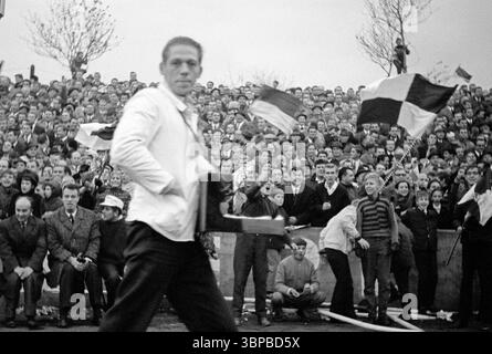 Anni sessanta, sport, calcio, Bundesliga, 1966/1967, rot-Weiss Essen vs. SG Eintracht Frankfurt 1-1, 29.10.1966, Stadio Hafenstrasse di Essen, i tifosi della RWE sventolano le bandiere del club e si divertono Foto Stock