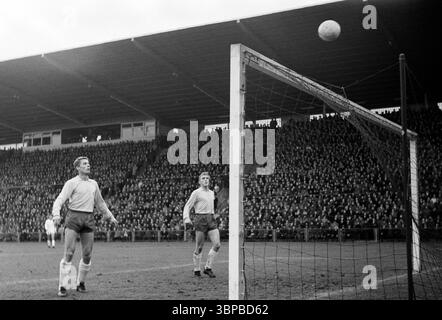 Anni sessanta, sport, calcio, Bundesliga, 1966/1967, Borussia Moenchengladbach vs. Eintracht Braunschweig 0-0, 03.12.1966, Stadio Boekelberg, scena della partita, tiro oltre, sinistra Juergen Moll (Braunschweig), destra Peter Kaack (Braunschweig) Foto Stock