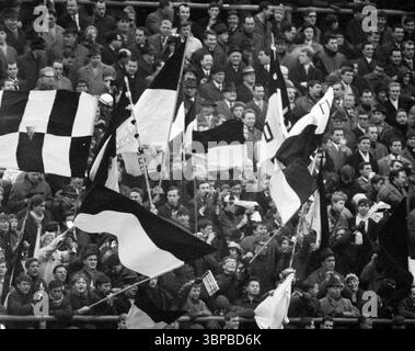 Anni sessanta, sport, calcio, Bundesliga, 1966/1967, Borussia Moenchengladbach vs. MSV Duisburg 3-3, 17.12.1966, Stadio Boekelberg di Moenchengladbach, i tifosi e i visitatori di Gladbach si divertono e sventolano le bandiere del club Foto Stock