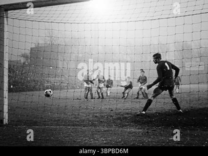 Anni sessanta, sport, calcio, Bundesliga, 1966/1967, FC Schalke 04 vs. Hannover 96 2-1, 10.12.1966, Stadio Glueckaufkampfbahn di Gelsenkirchen, scena della partita, il portiere Norbert Nigbur (S04) guarda il pallone Foto Stock