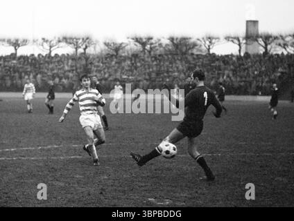 Anni sessanta, sport, calcio, Bundesliga, 1966/1967, MSV Duisburg vs. 1. FC Nuernberg 2-0, 21.01.1967, Wedau Stadium di Duisburg, scena della partita, Michael bella (MSV) a sinistra e il portiere Roland Wabra (FCN) Foto Stock