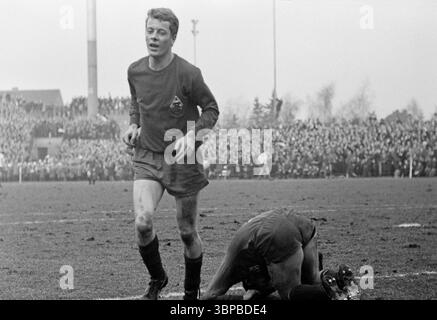 Anni sessanta, sport, calcio, Bundesliga, 1966/1967, Borussia Moenchengladbach vs. Hamburger SV 4-2, 28.01.1967, Boekelberg Stadium di Moenchengladbach, Herbert Wimmer (MG) e Guenter Netzer (MG) si arenarono Foto Stock