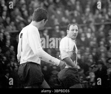 Anni sessanta, sport, calcio, Bundesliga, 1966/1967, Borussia Moenchengladbach vs. Hamburger SV 4-2, 28.01.1967, Stadio Boekelberg di Moenchengladbach, Bernd Doerfel (HSV) a sinistra e Uwe Seeler (HSV) Foto Stock