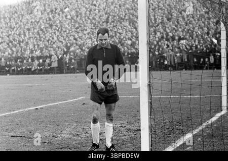 Anni sessanta, sport, calcio, Bundesliga, 1966/1967, Borussia Moenchengladbach vs. Hamburger SV 4-2, 28.01.1967, Stadio Boekelberg di Moenchengladbach, portiere Horst Schnoor HSV) Foto Stock