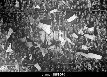 Anni sessanta, sport, calcio, Bundesliga, 1966/1967, Borussia Moenchengladbach vs. Hamburger SV 4-2, 28.01.1967, Stadio Boekelberg di Moenchengladbach, spettatori, tifosi di calcio sventolano le bandiere del club e si divertono Foto Stock