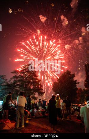 Los Angeles, Stati Uniti. 4 luglio 2025. Gli spettatori si riuniscono al Rosemead Park per guardare i fuochi d'artificio durante lo spettacolo pirotecnico del 4 luglio. (Foto di Ringo Chiu/SOPA Images/Sipa USA) credito: SIPA USA/Alamy Live News Foto Stock