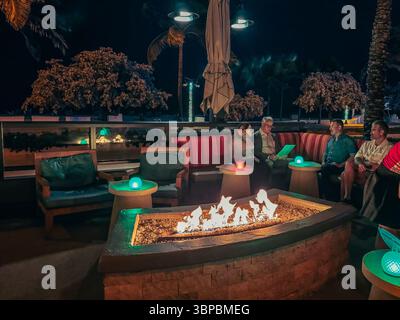 Per Lauderdale, Florida - 28 dicembre 2024: Persone che si godono il patio lounge presso l'hotel Hilton e resort a Fort Lauderdale, Florida Foto Stock