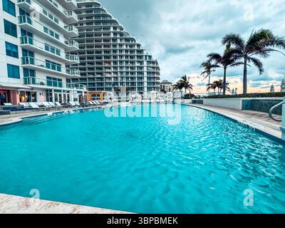Per Lauderdale, Florida - 28 dicembre 2024: Piscina e solarium presso l'hotel Hilton e resort a Fort Lauderdale, Florida Foto Stock