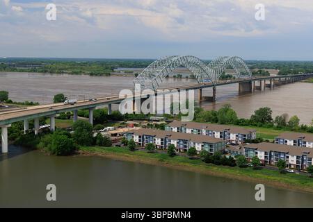 Ponte Hernando de Soto dalla piattaforma panoramica sulla Bass Pro Pyramid, Memphis, Tennessee Foto Stock