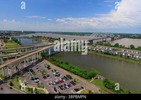 Ponte Hernando de Soto dalla piattaforma panoramica sulla Bass Pro Pyramid, Memphis, Tennessee Foto Stock