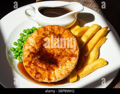 Torta di pollo e funghi al ristorante Hole in the Wall, York, Regno Unito Foto Stock