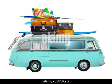 Camper d'epoca retrò con bagagli e attrezzature da spiaggia sul tetto, isolato su sfondo bianco. Vacanze estive, concetto di viaggio su strada. Foto Stock