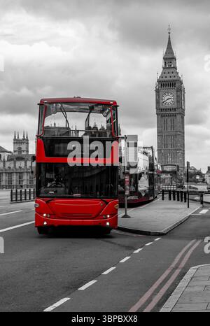 big ben e london red bus guida di viaggio verticale del regno unito Foto Stock