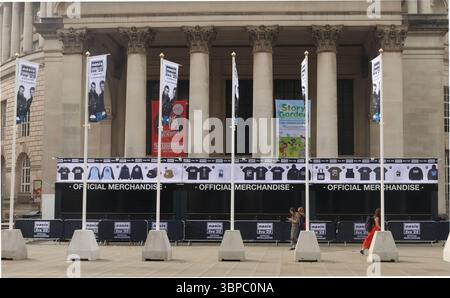 Manchester Inghilterra Regno Unito 07 luglio 2025 bancarelle di merchandising per il tour dal vivo Oasis fuori Manchester Central Library ©Ged Noonan/Alamy Foto Stock