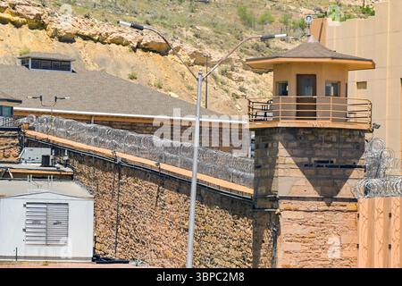 Canon City, Colorado, Stati Uniti d'America - 22 maggio 2025: Vista ravvicinata di una torre di guardia e di un filo metallico sulle pareti del Colorado Territorial Correctional Facility Foto Stock