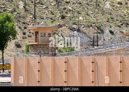 Canon City, Colorado, Stati Uniti d'America - 22 maggio 2025: Vista ravvicinata di una torre di guardia e di un filo metallico sulle pareti del Colorado Territorial Correctional Facility Foto Stock