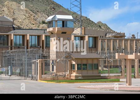Canon City, Colorado, Stati Uniti d'America - 22 maggio 2025: Vista ravvicinata di una torre di guardia e di un filo metallico sulle pareti del Colorado Territorial Correctional Facility Foto Stock