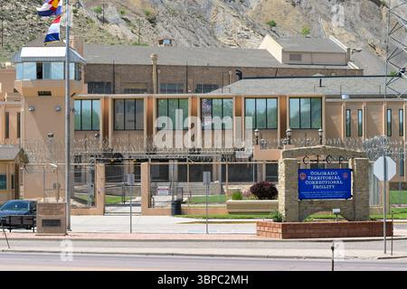 Canon City, Colorado, Stati Uniti d'America - 22 maggio 2025: Vista frontale esterna del Colorado Territorial Correctional Facility a Canon City Foto Stock
