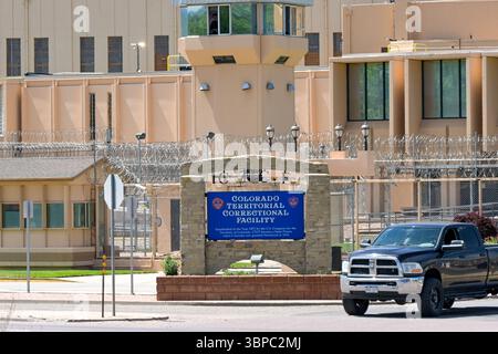 Canon City, Colorado, Stati Uniti d'America - 22 maggio 2025: Vista frontale esterna del Colorado Territorial Correctional Facility a Canon City Foto Stock
