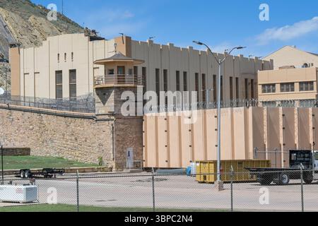 Canon City, Colorado, Stati Uniti d'America - 22 maggio 2025: Torre di Guardia e filo metallico sulle pareti del Colorado Territorial Correctional Facility a Canon City Foto Stock