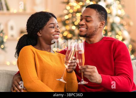 Felice famiglia e romantico appuntamento a casa Foto Stock
